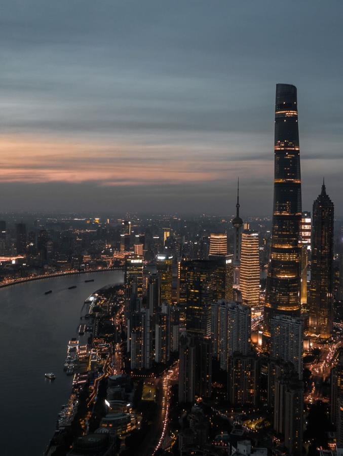 cidade e prédio alto à noite